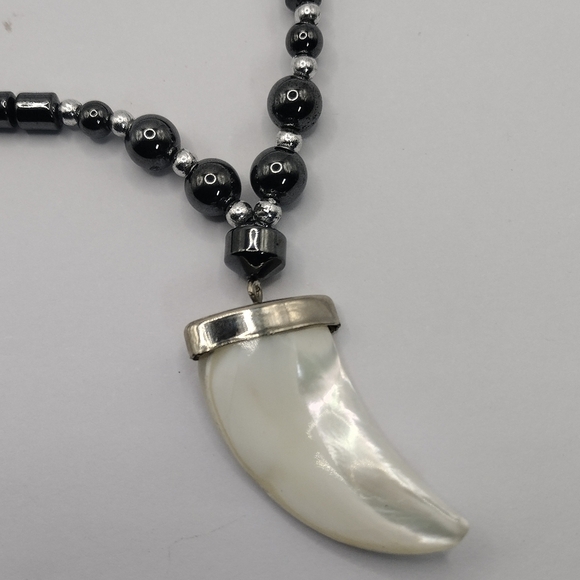 Hematite necklace Mother of pearl carved claw pendant - Picture 1 of 11